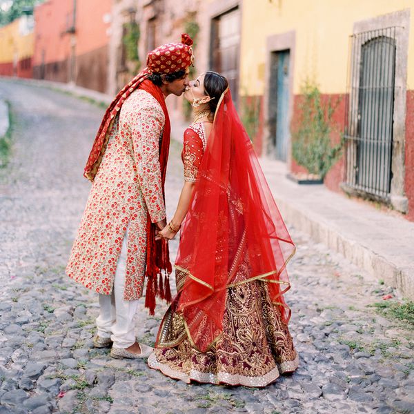 新娘和新郎接吻