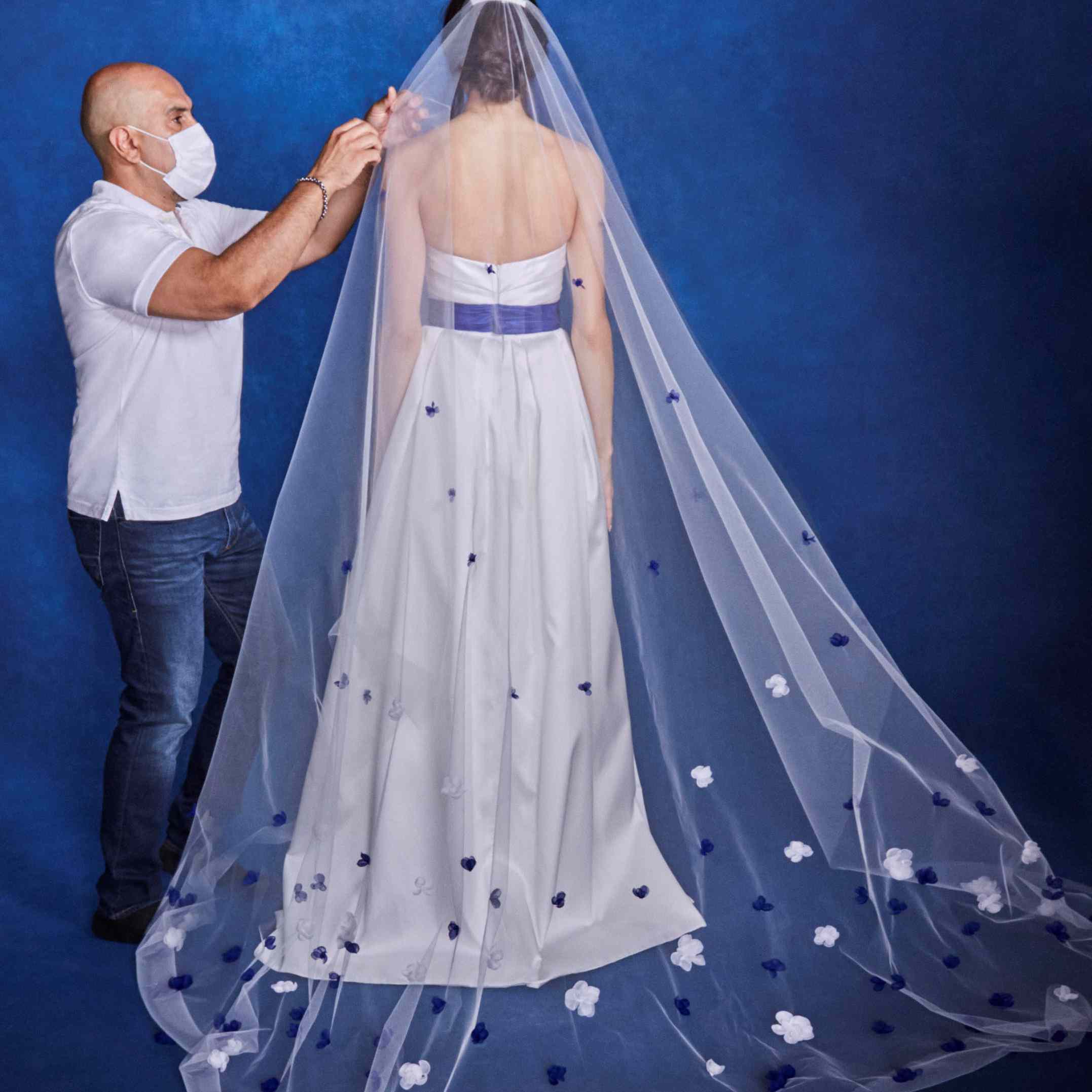 修理婚纱的男子