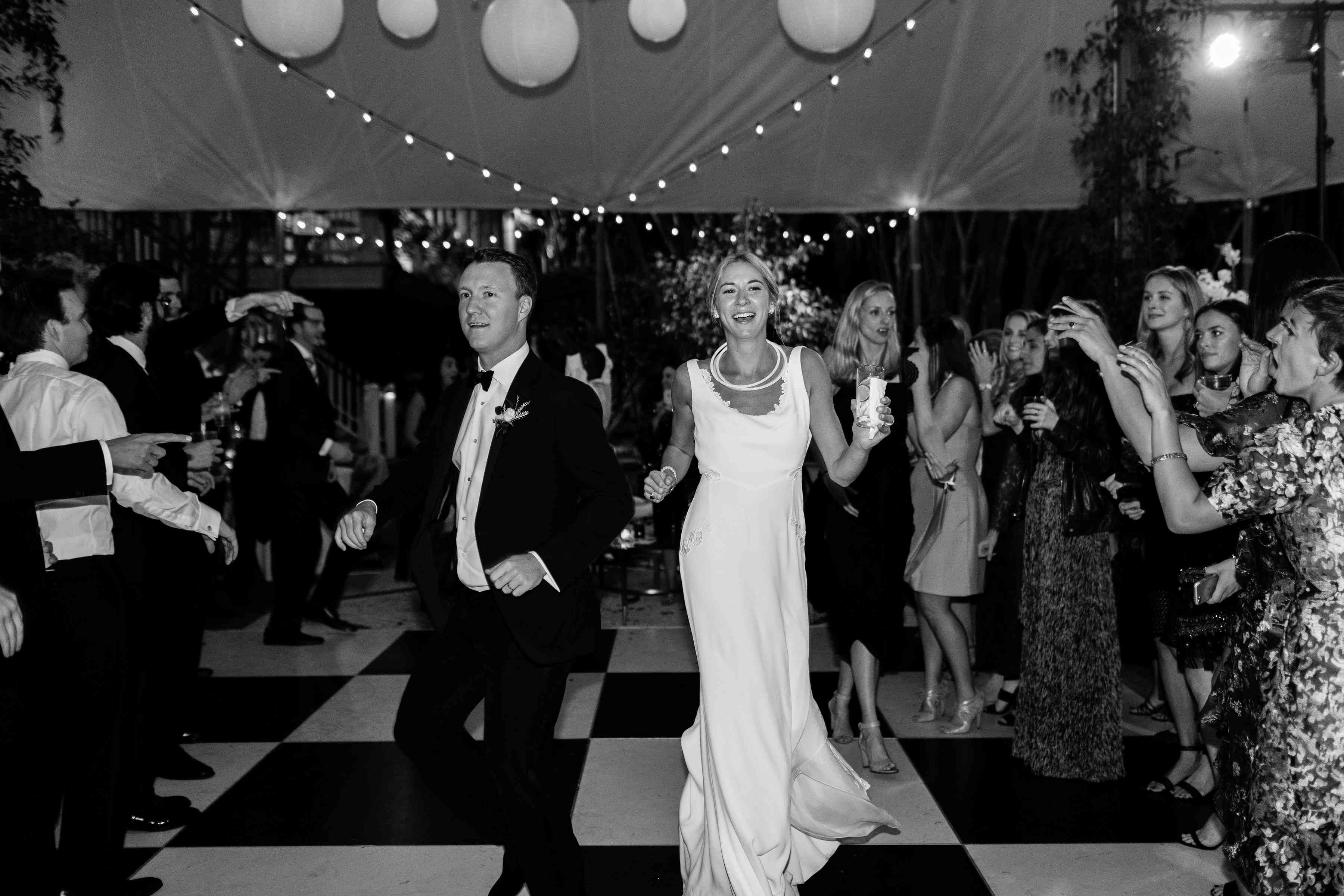 第一支舞黑色和白色的舞池