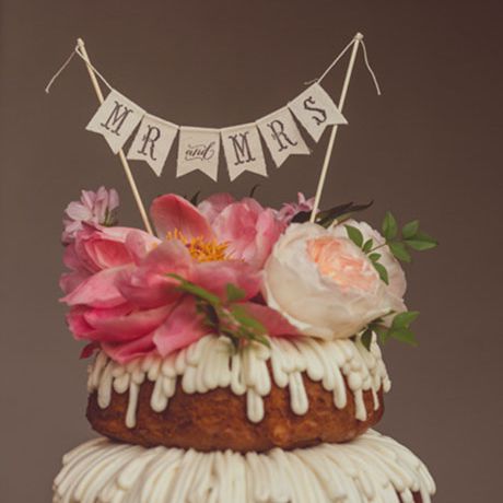 双层，磨砂邦特婚礼蛋糕与复古风格的彩旗顶，创造了什么邦特蛋糕