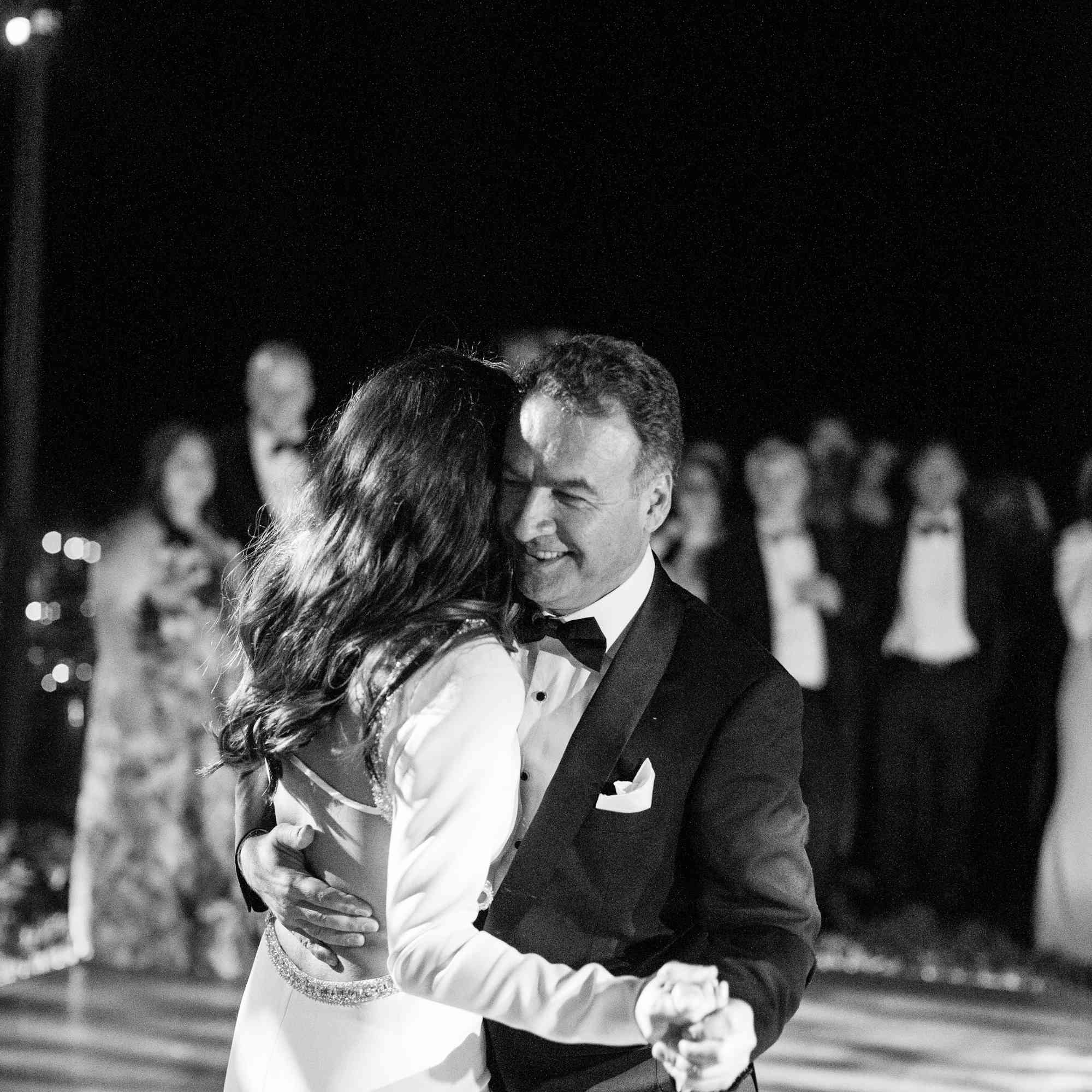 父亲的女儿跳舞