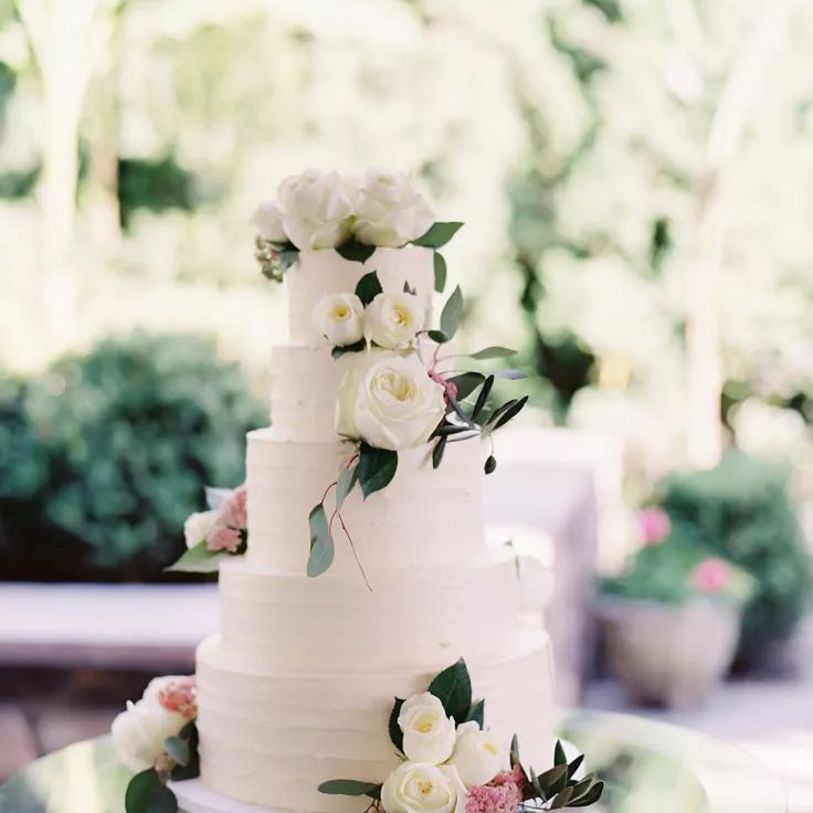 简单的婚礼蛋糕与白色花香