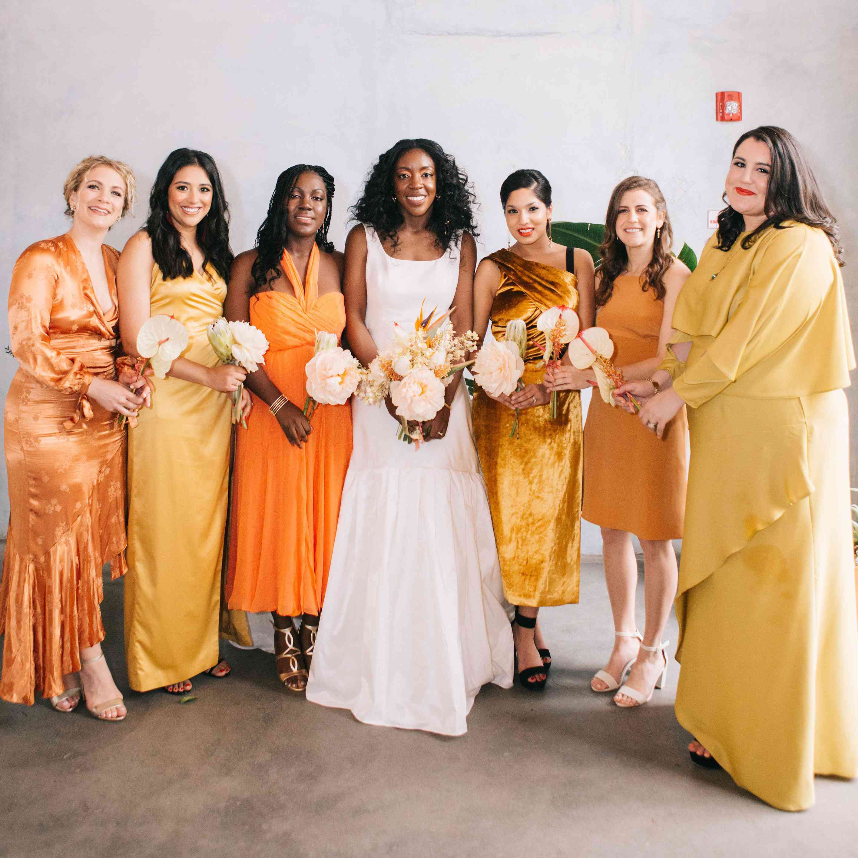 黄色的伴娘礼服