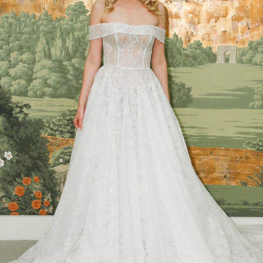 伊丹·科恩的露肩婚纱