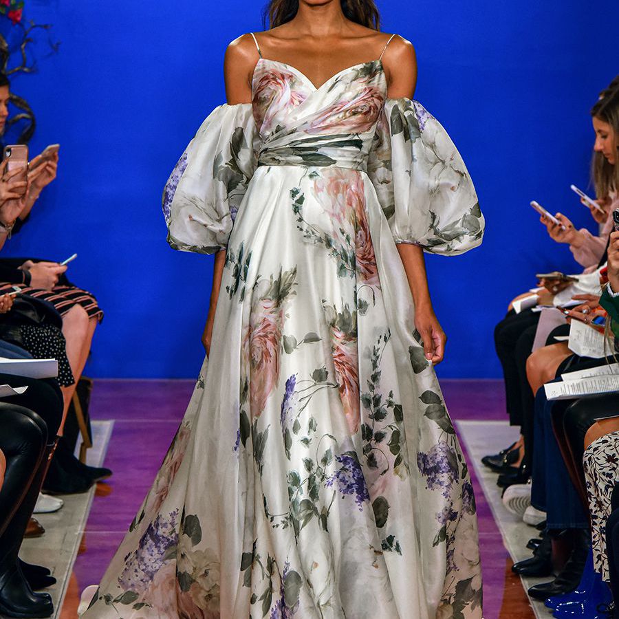 跑道模型走在花卉印花丝绸舞会礼服露肩气球袖子