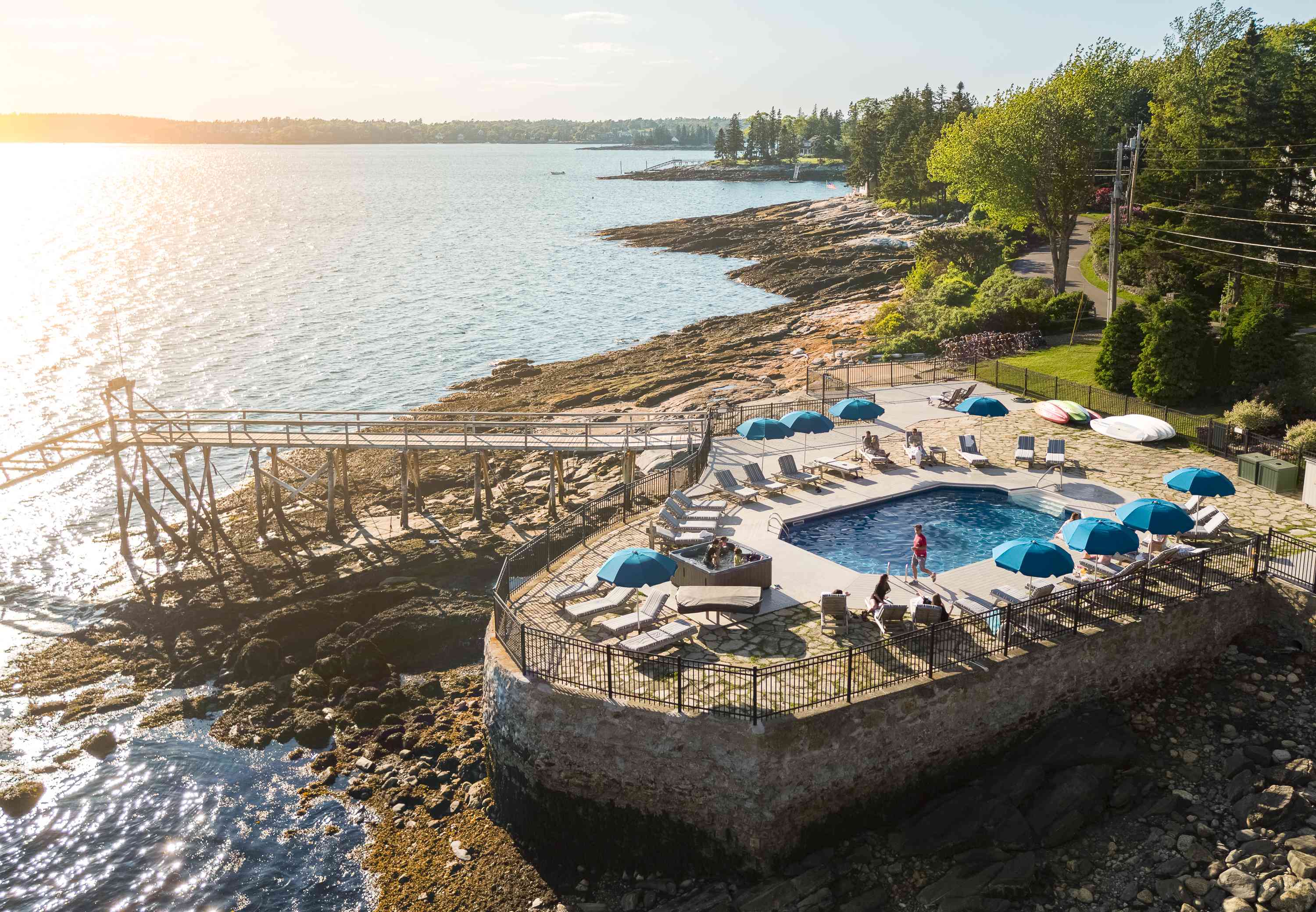 湖滨池边有蓝色的伞