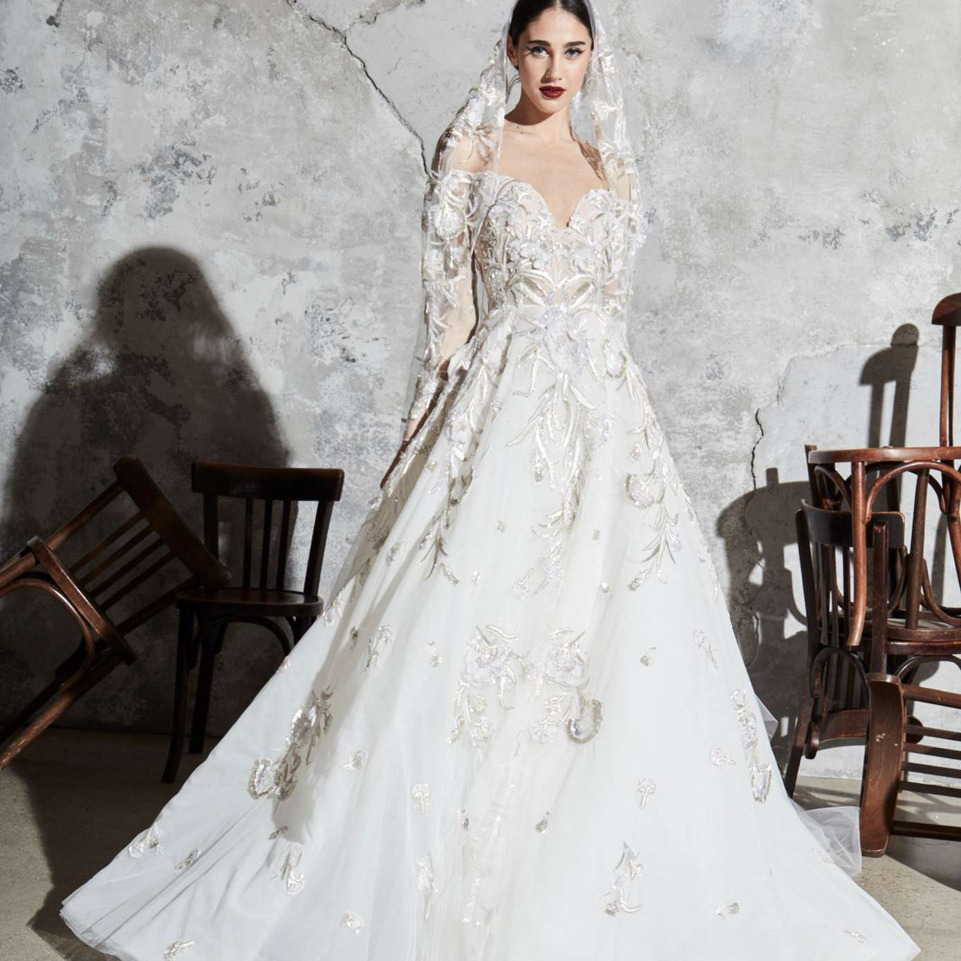 型号在肩上长袖球长，深甜心领口和银色和金色刺绣与配套面纱