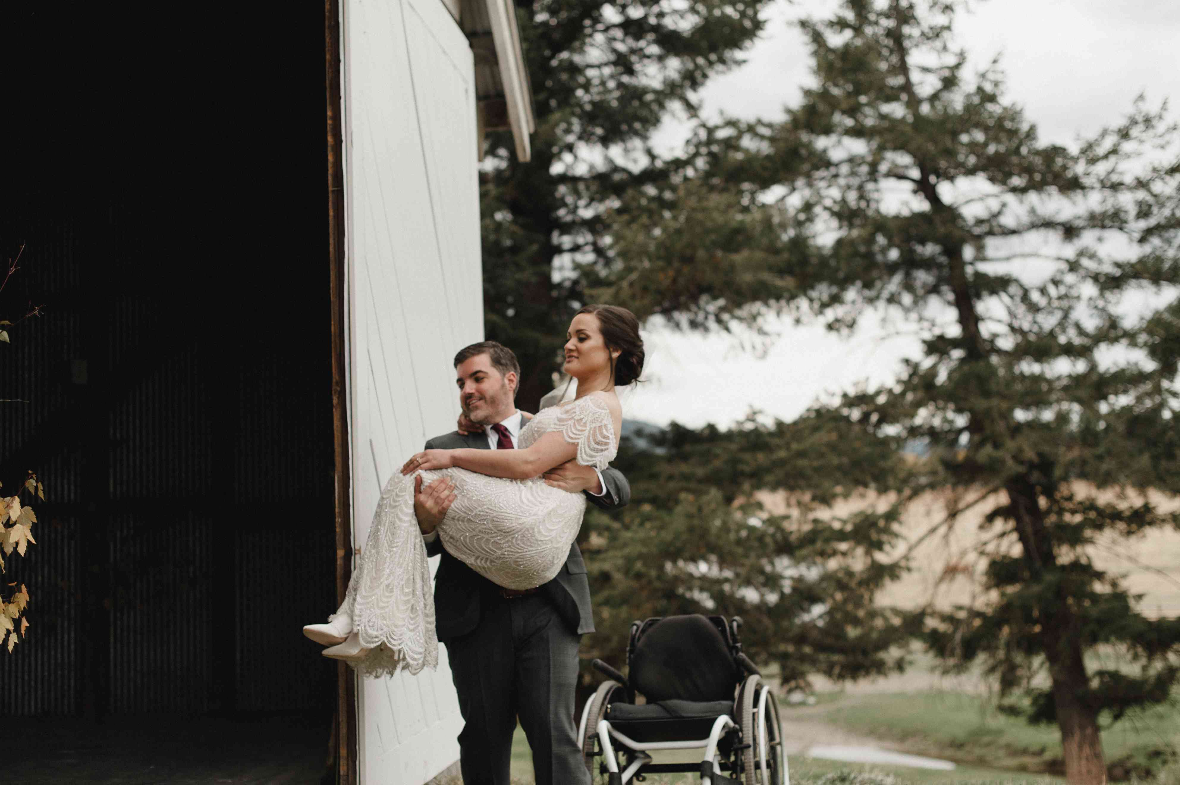 < p >新郎背着新娘< / p > < br > < br >