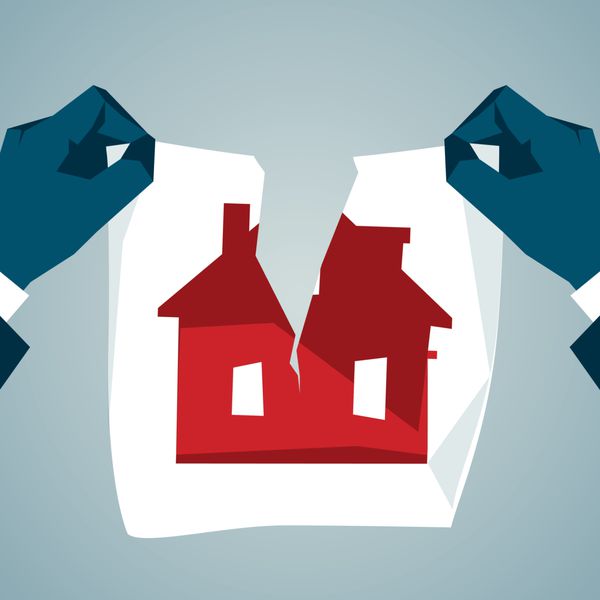 撕毁一张纸的手的例证与房子的图片的“class=