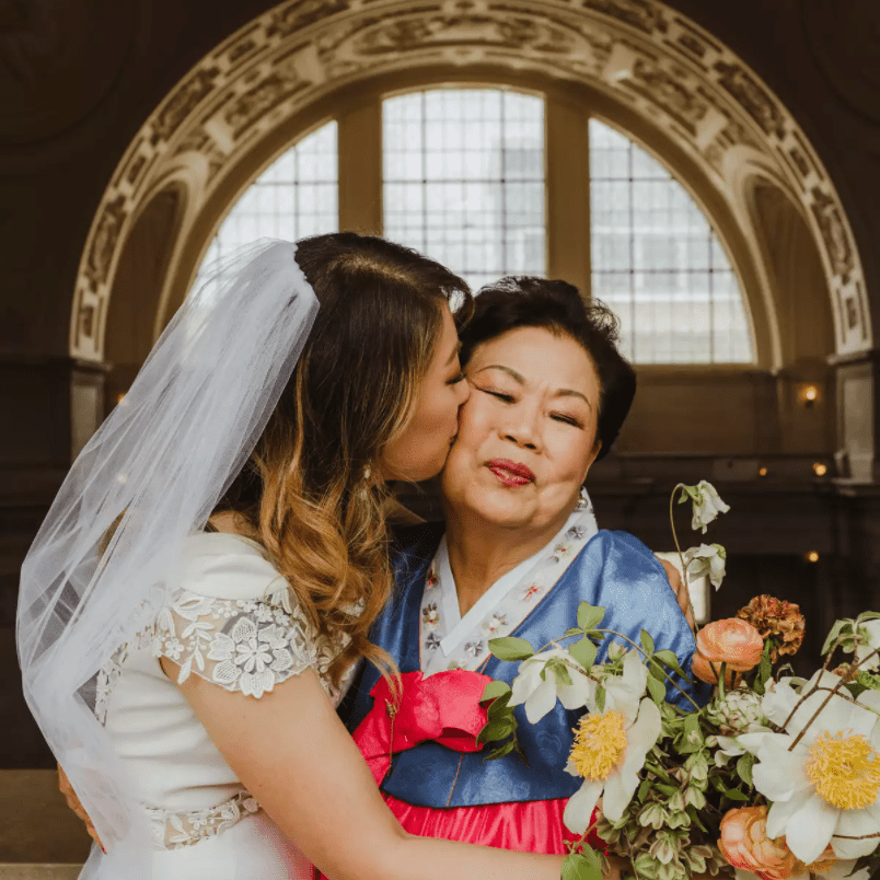 拥抱她的母亲的新娘