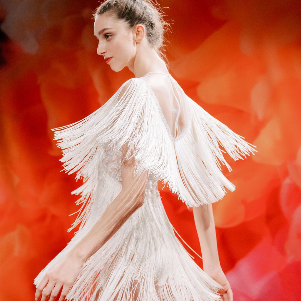 模特在短袖流苏连衣裙