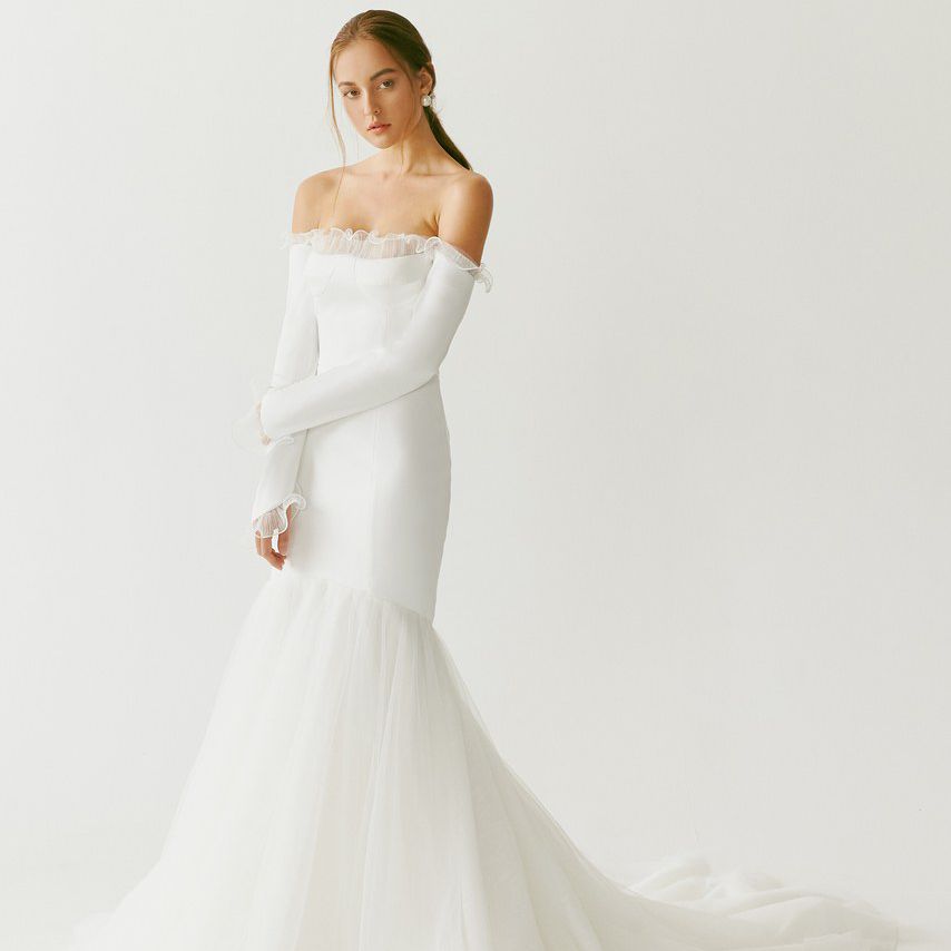 新娘穿着婚纱礼服