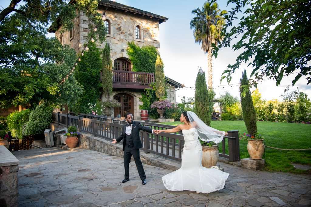 新娘和新郎在V Sattui酒厂