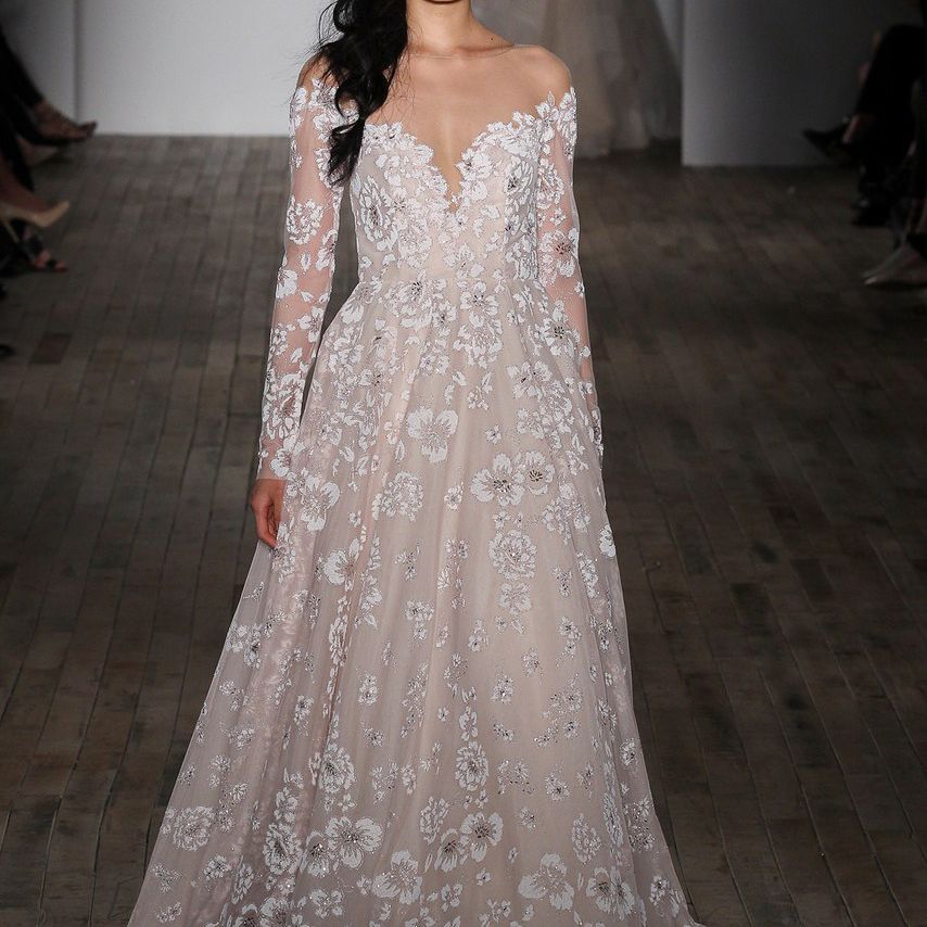 海莉·佩奇的露肩婚纱