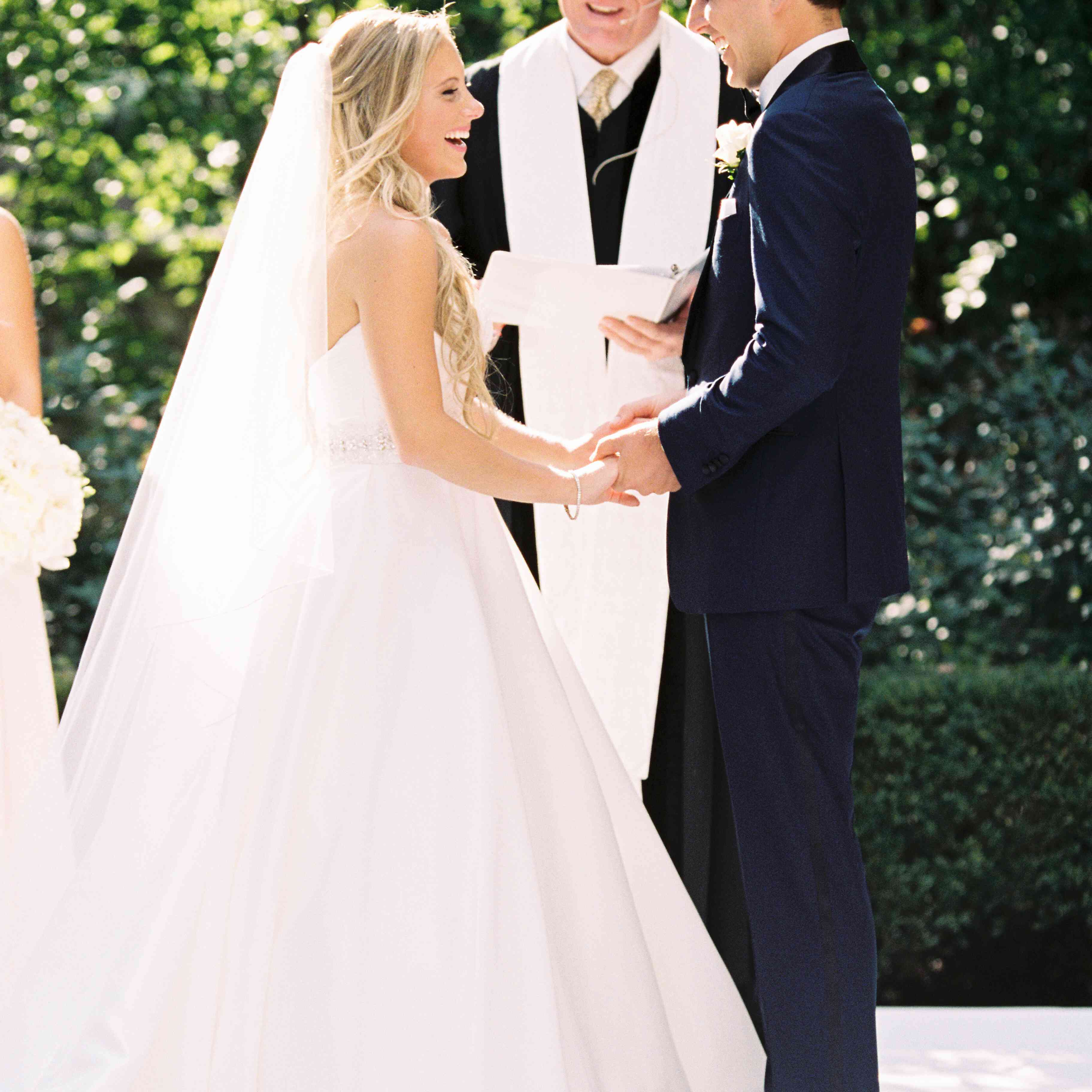 新娘和新郎手牵手附近仪式