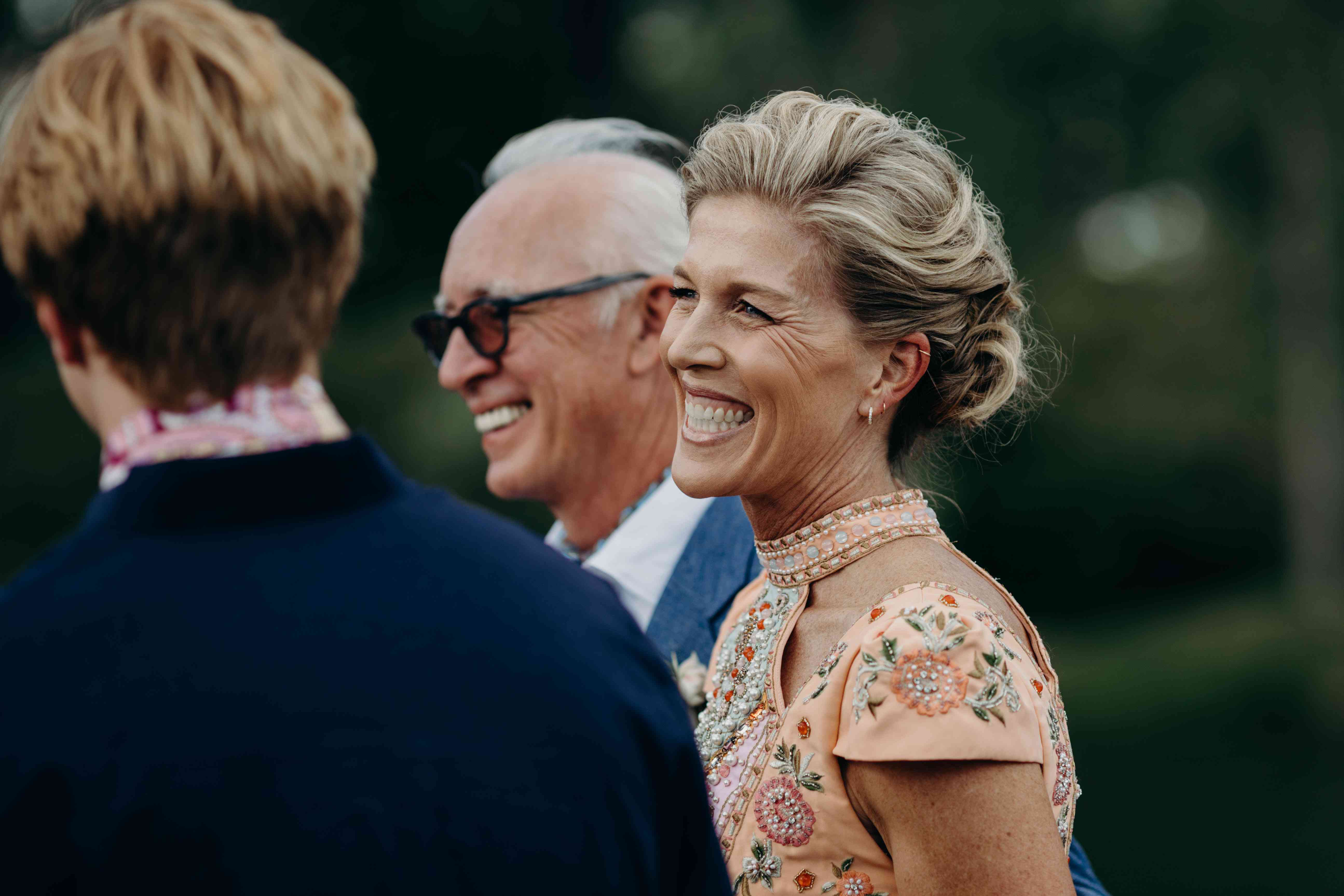 微笑在婚礼的妇女