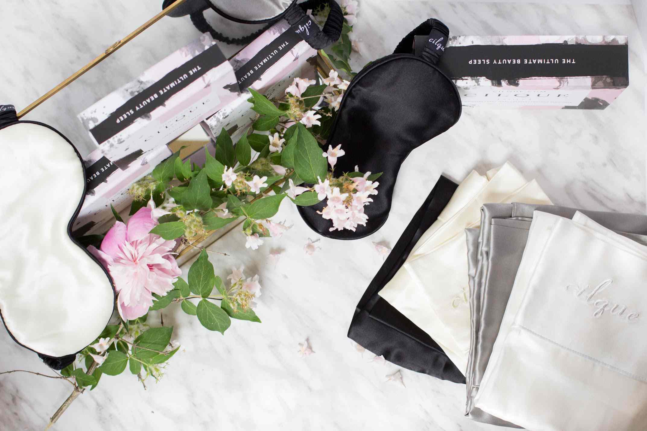 准备好睡眠面罩和枕套。