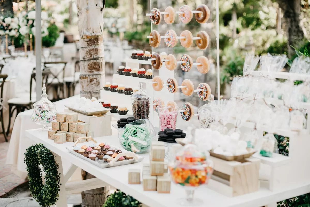 糖果和甜甜圈酒吧婚礼招待会