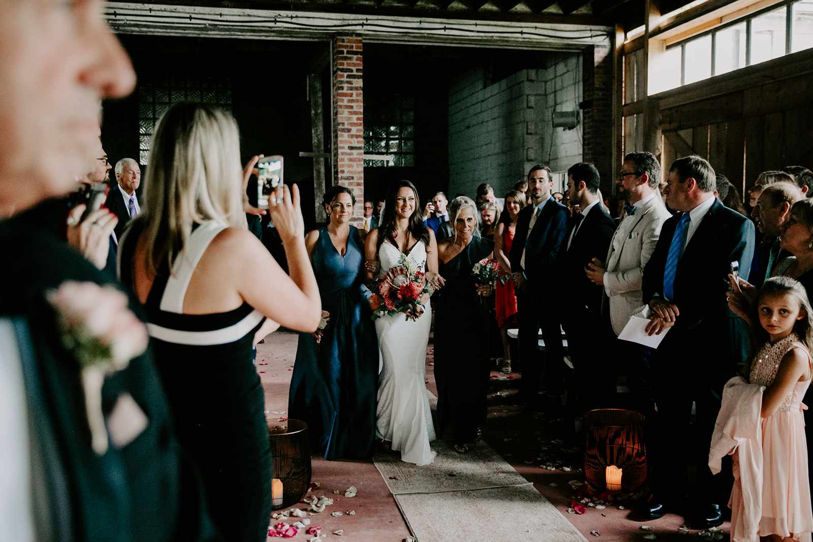 新娘走与姐妹过道