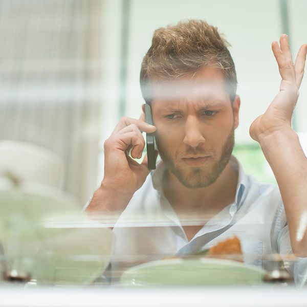 电话里的男人生气了