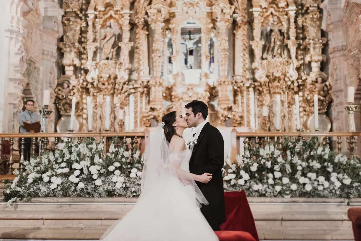 有花墙壁的教会