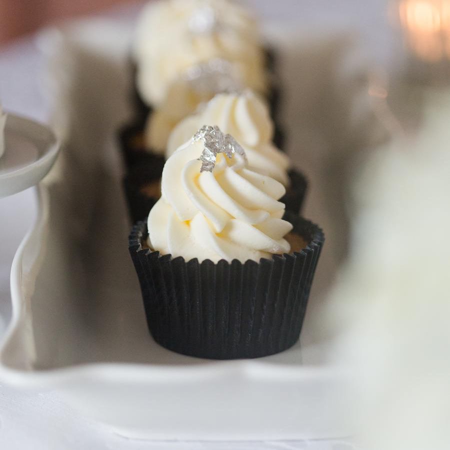 有银色装饰的纸杯蛋糕