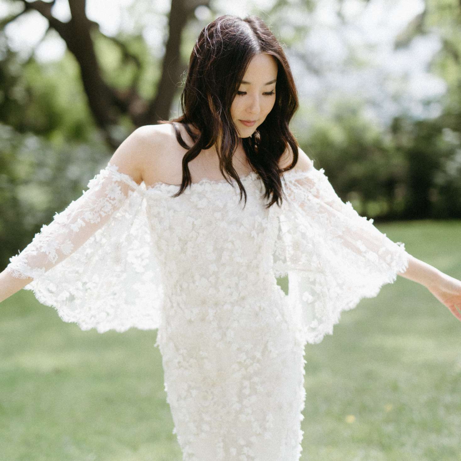 在婚纱扑袖子新娘捻转