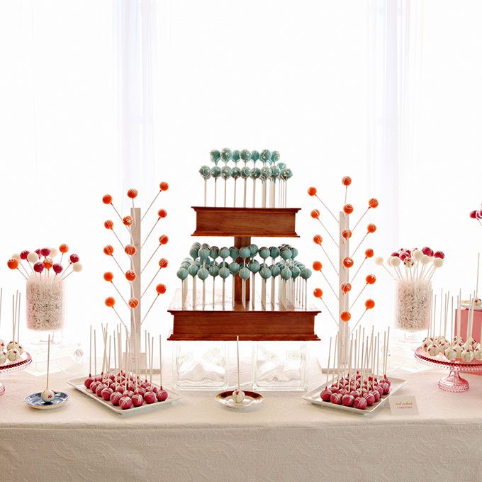 由甜甜的劳伦蛋糕制作的各色蛋糕pops的多彩展示