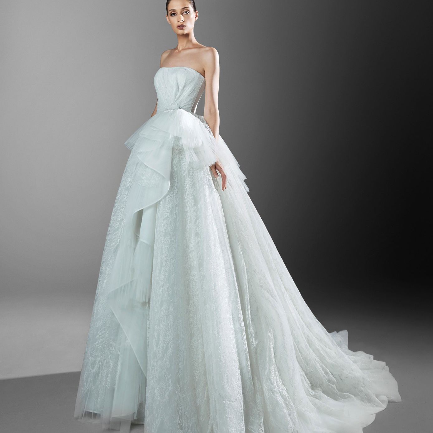 穿着无肩带浅蓝色礼服婚纱的模特
