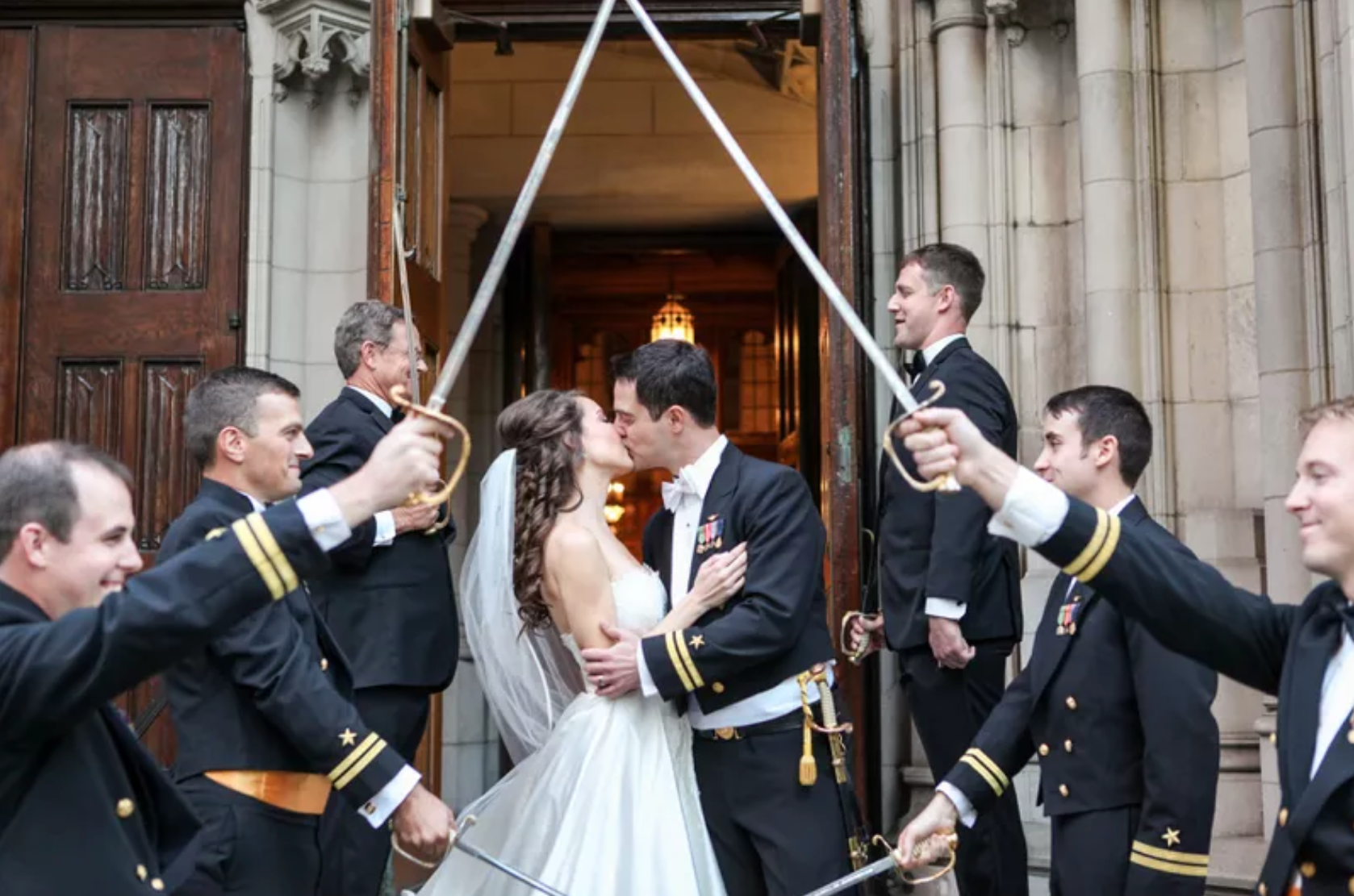 下军刀拱门情侣接吻“class=