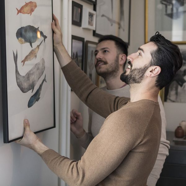 在墙壁上的夫妇垂悬的艺术