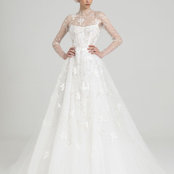 模特穿着绣花薄纱长袖高领舞会礼服