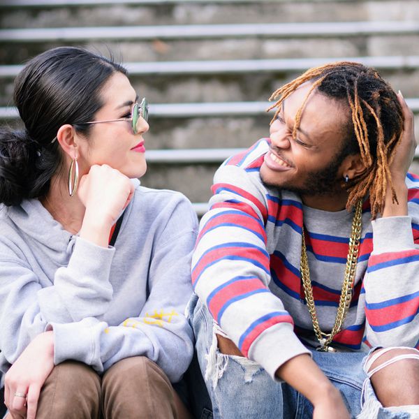 两个人坐在外面的楼梯上