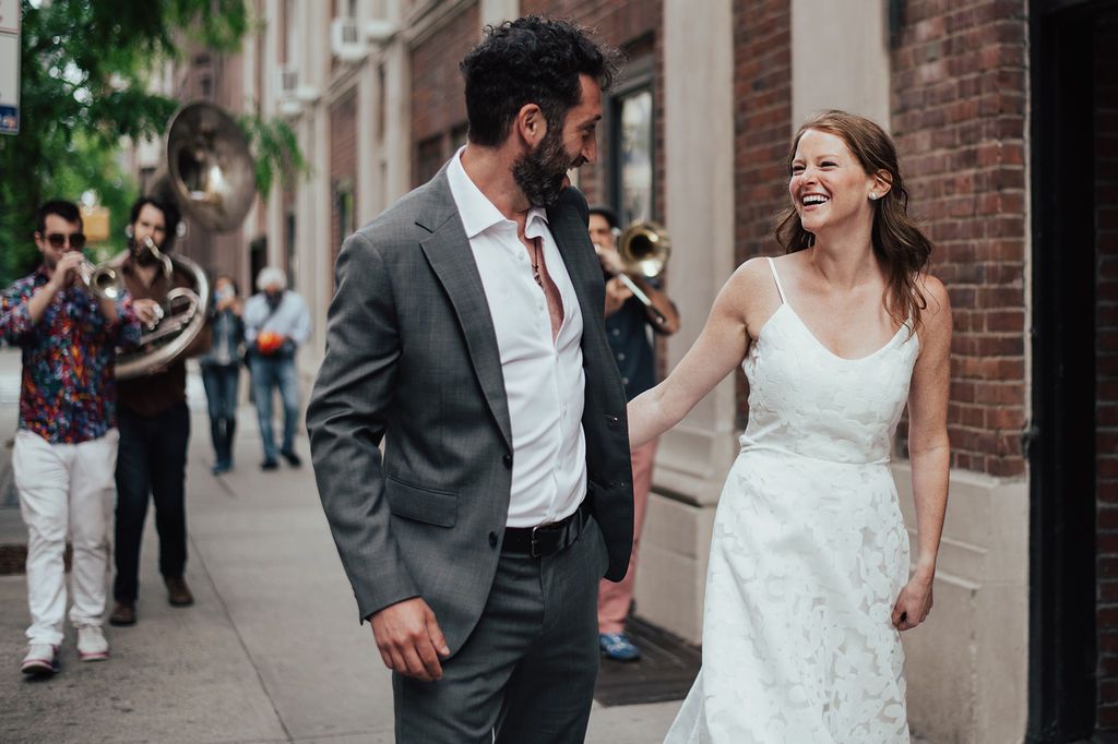 新郎和新娘在笑