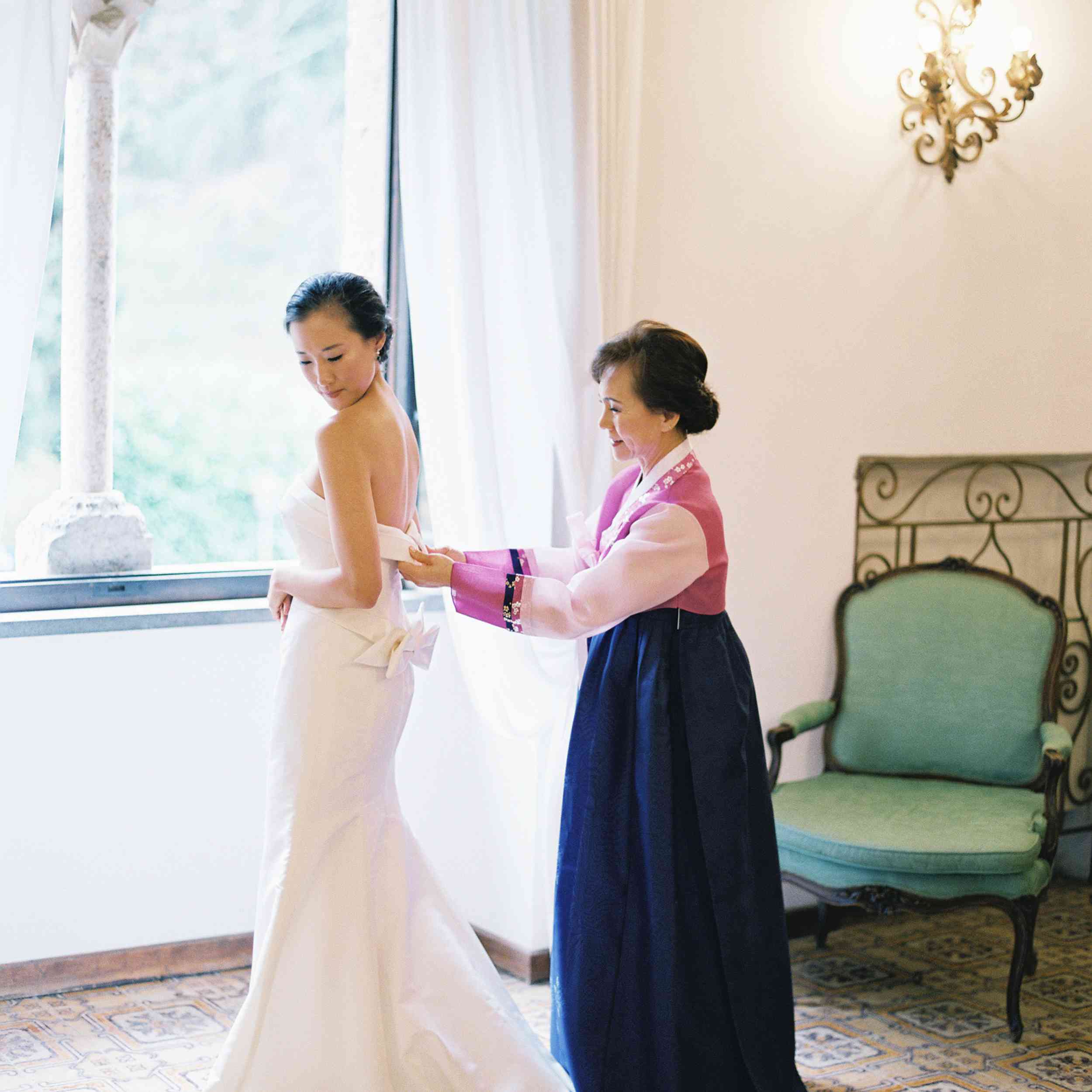 经典的意大利拉巴迪亚婚礼，母亲帮助新娘的婚纱