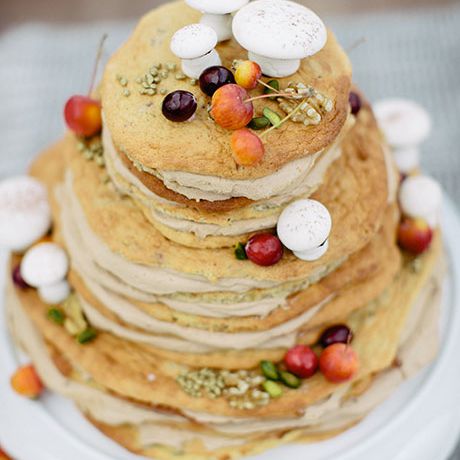 三层堆叠的饼干蛋糕，里面装满了糖霜