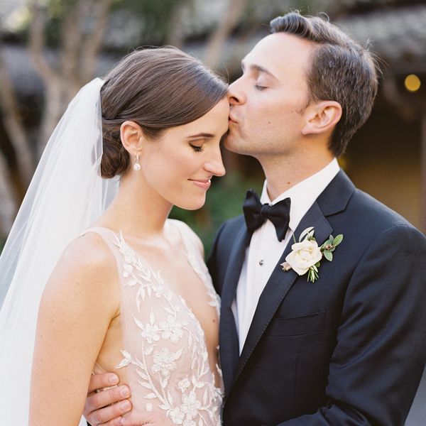 新郎的额头上亲吻新娘