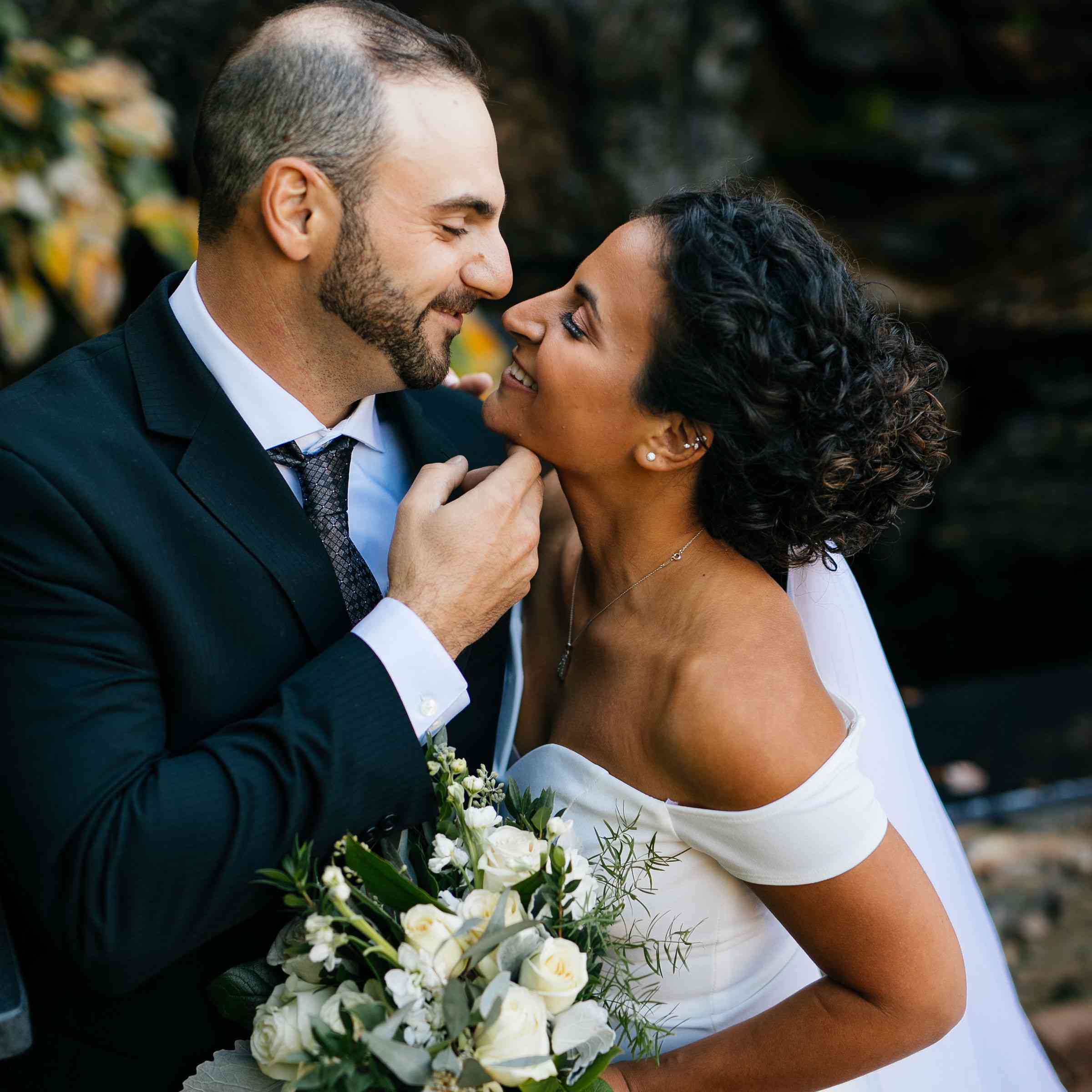 新娘和新郎微笑