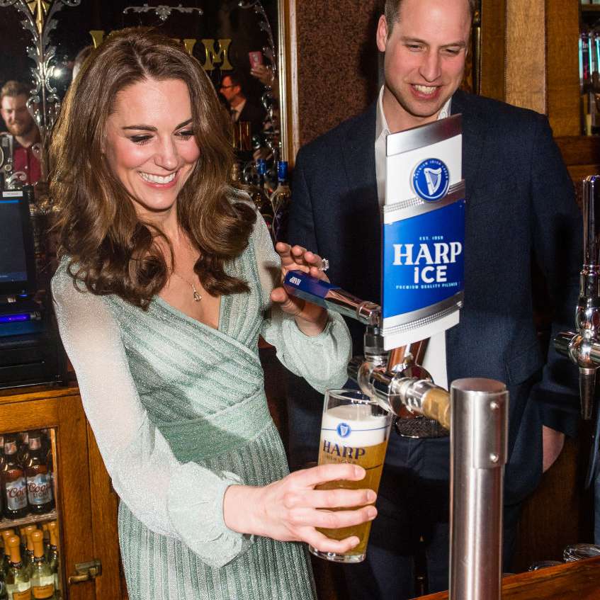 凯特·米德尔顿和威廉王子正在倒啤酒