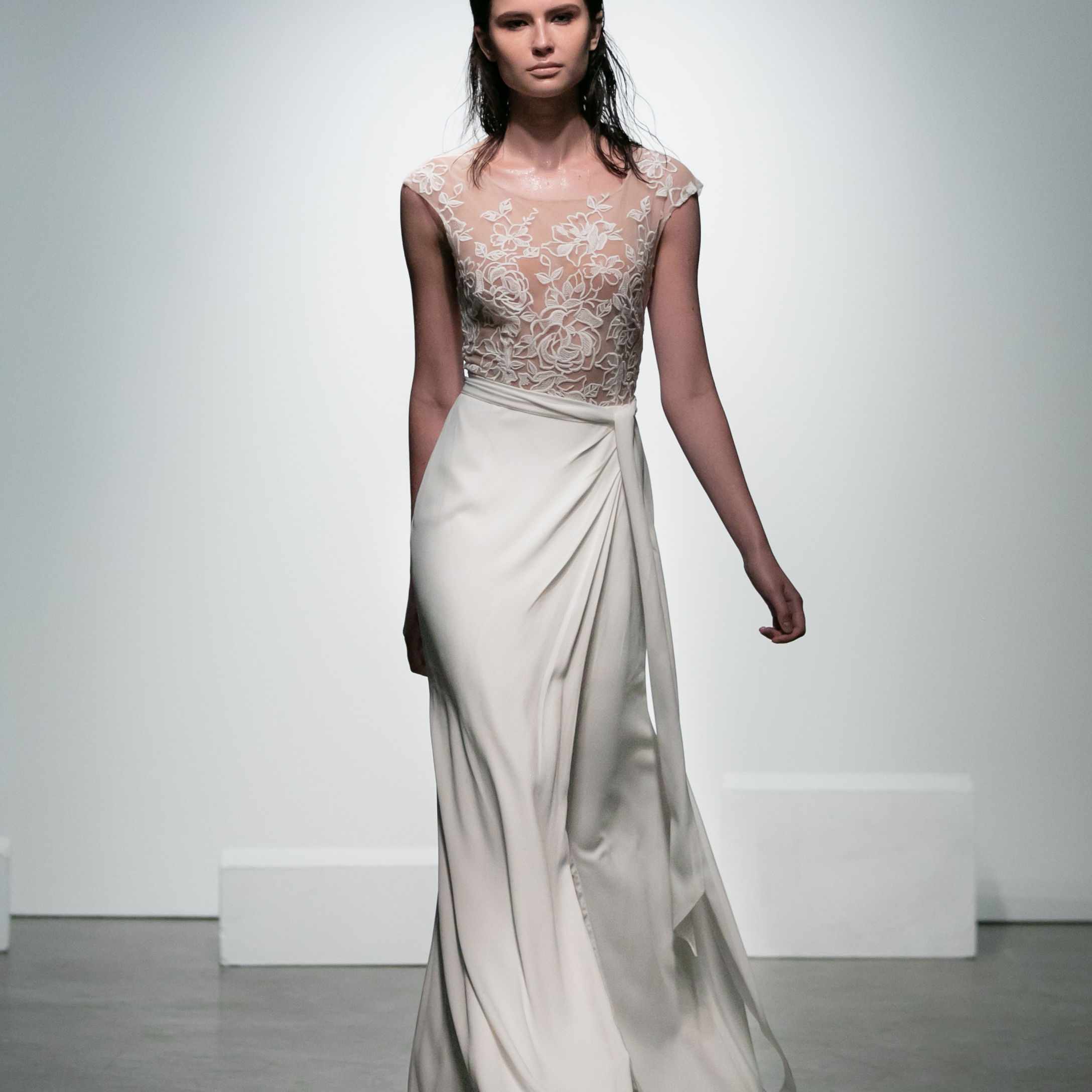 模特在包裹效果绉连衣裙与透明的顶部在玫瑰图案