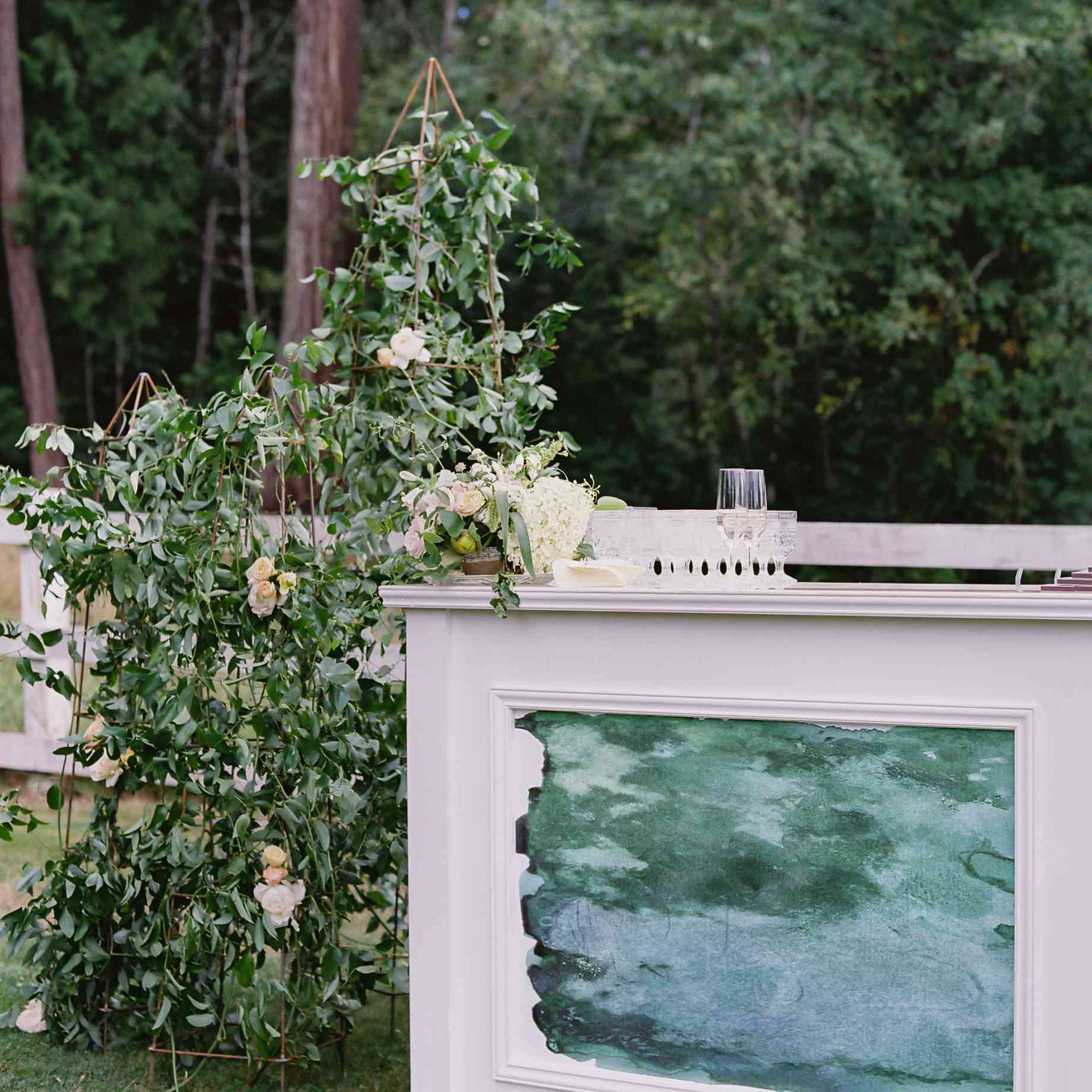 在婚礼招待会旁边的酒吧旁边的大花卉装饰