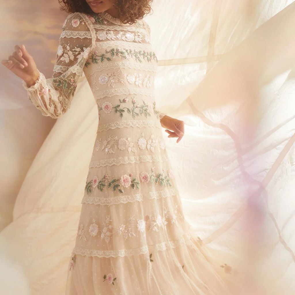 身穿中长玫瑰刺绣长袍的模特