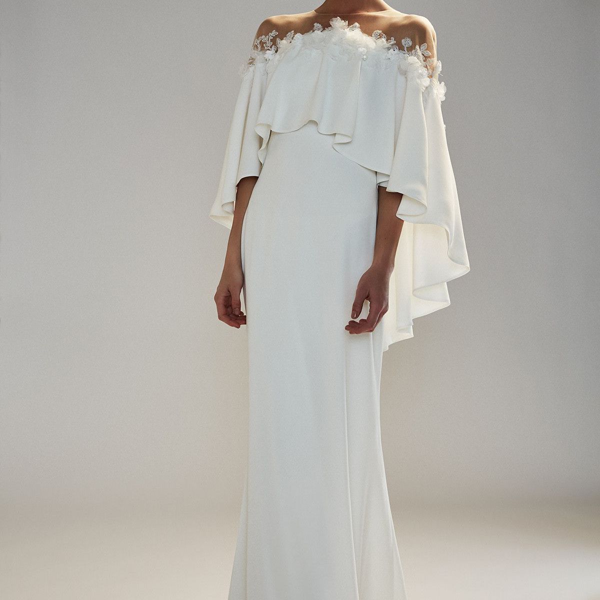 模特身着露肩绉纱礼服，层叠的褶边和花的贴花