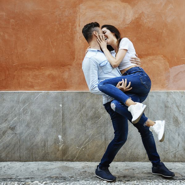 无忧无虑的夫妇接吻