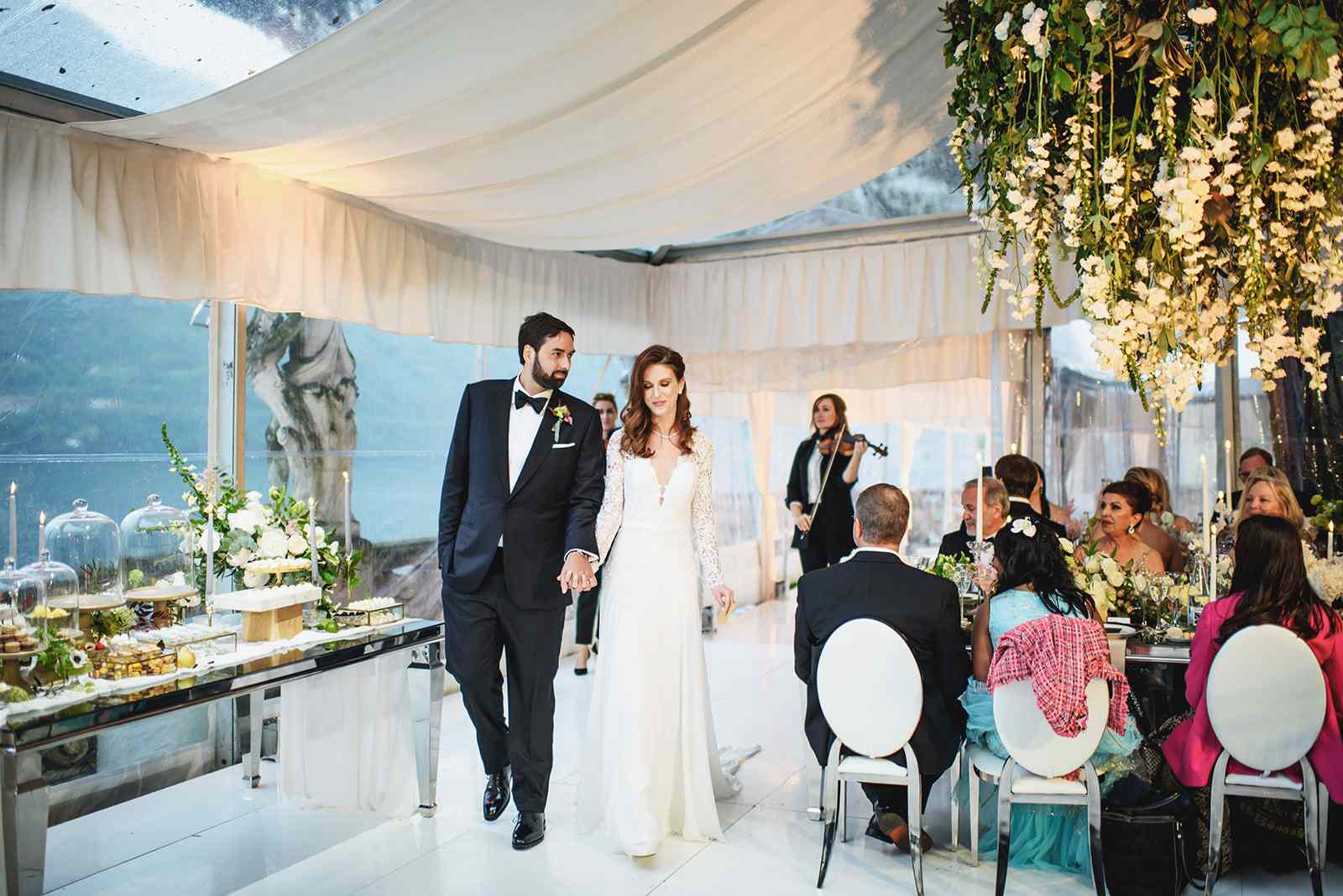 新娘和新郎进入招待会