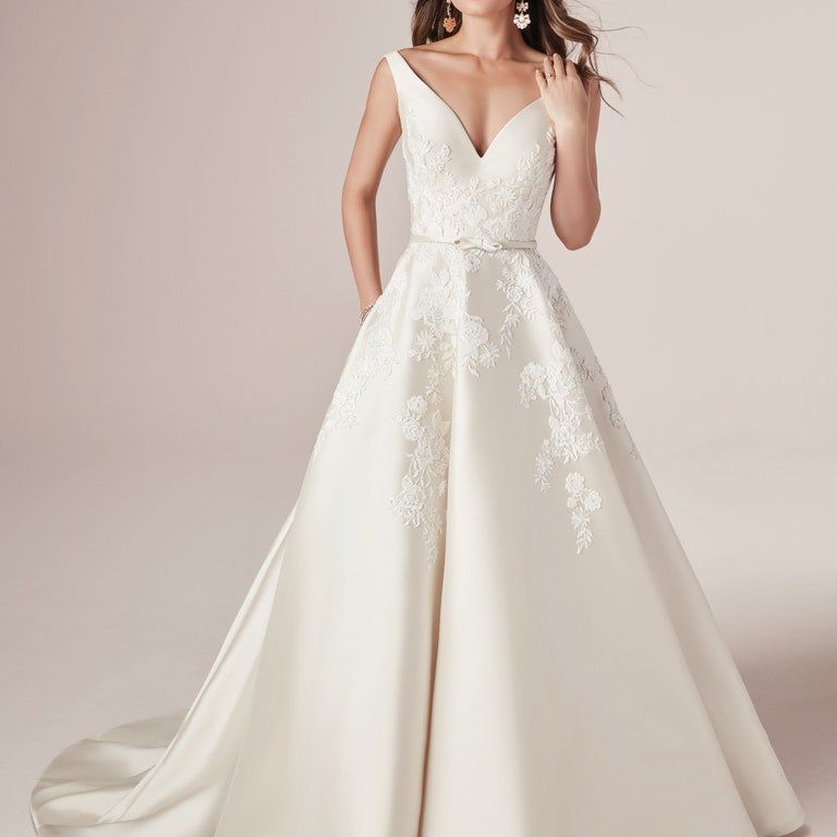 模特身穿有口袋的a字长婚纱