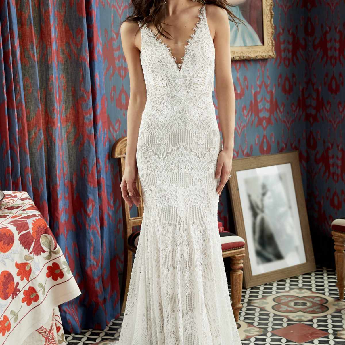 V领地几何蕾丝配合和喇叭礼服的模型