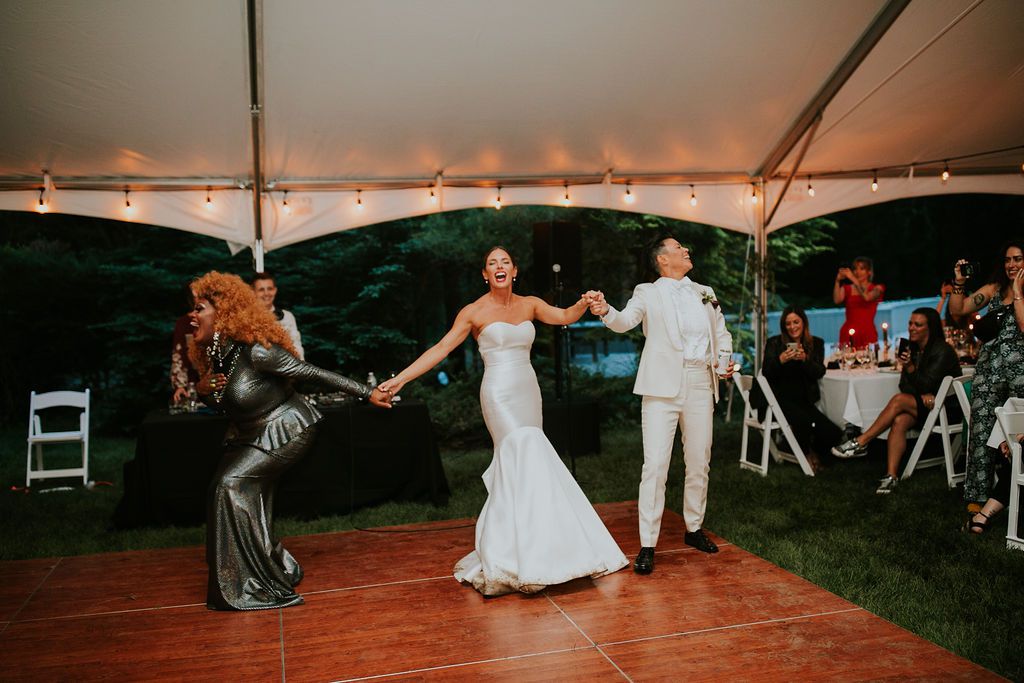 这对夫妇和惠特尼·休斯顿变装皇后