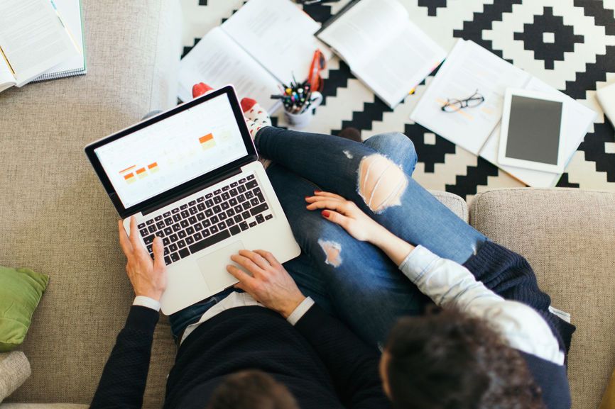 一对在沙发上工作的夫妇