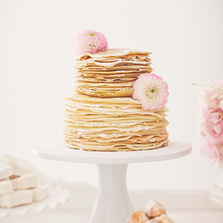 由分层烘焙店制作的双层绉纱蛋糕